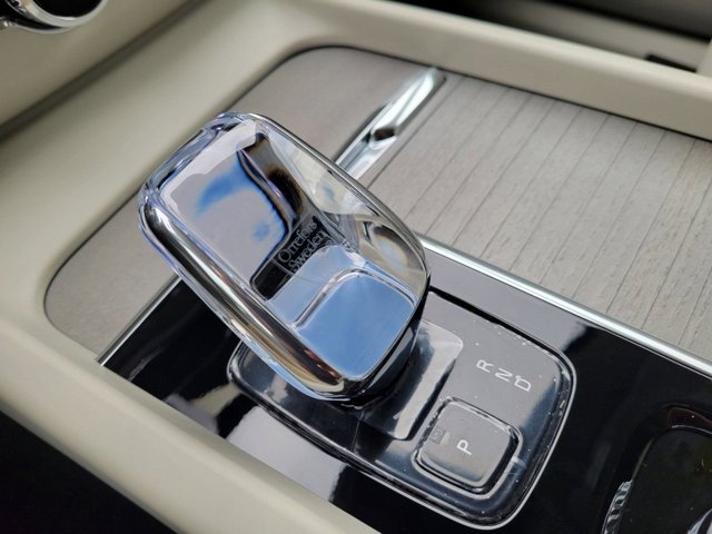 2024 Volvo XC60 Ultimate Dark Theme Image 28 of 42