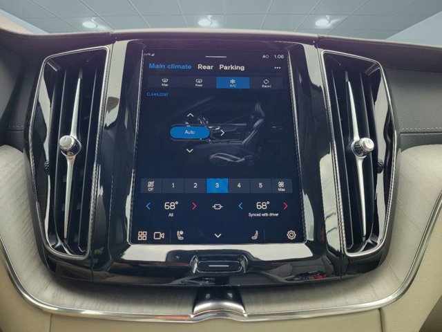 2024 Volvo XC60 Ultimate Dark Theme Image 31 of 42