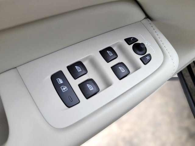 2024 Volvo XC60 Ultimate Dark Theme Image 36 of 42