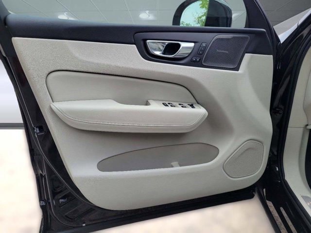 2024 Volvo XC60 Ultimate Dark Theme Image 25 of 42