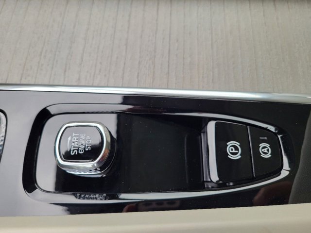 2024 Volvo XC60 Ultimate Dark Theme Image 27 of 42