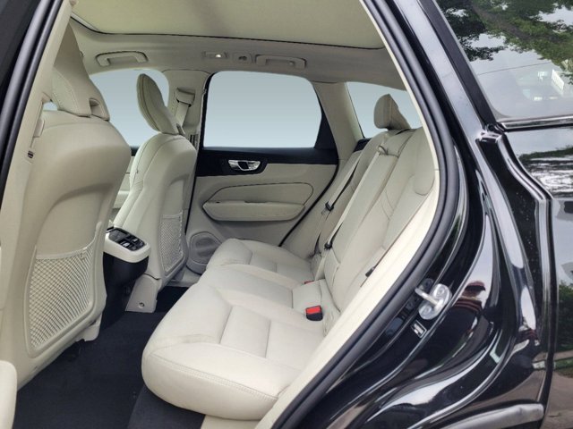 2024 Volvo XC60 Ultimate Dark Theme Image 17 of 42