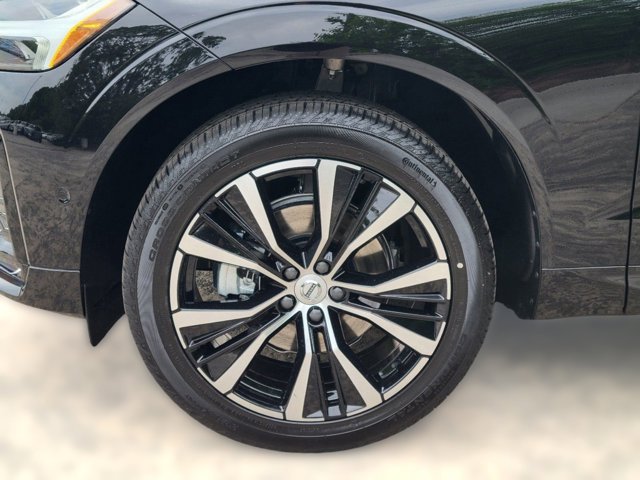 2024 Volvo XC60 Ultimate Dark Theme Image 12 of 42
