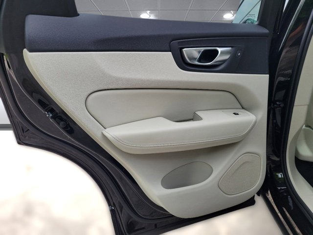 2024 Volvo XC60 Ultimate Dark Theme Image 24 of 42