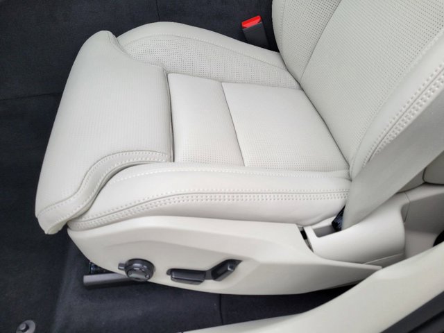 2024 Volvo XC60 Ultimate Dark Theme Image 32 of 42