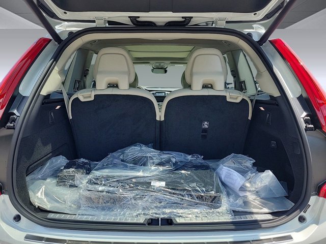 2024 Volvo XC90 Recharge Plug-In Hybrid Ultimate Image 12 of 35