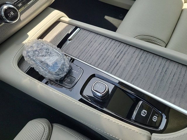 2024 Volvo XC90 Recharge Plug-In Hybrid Ultimate Image 27 of 35