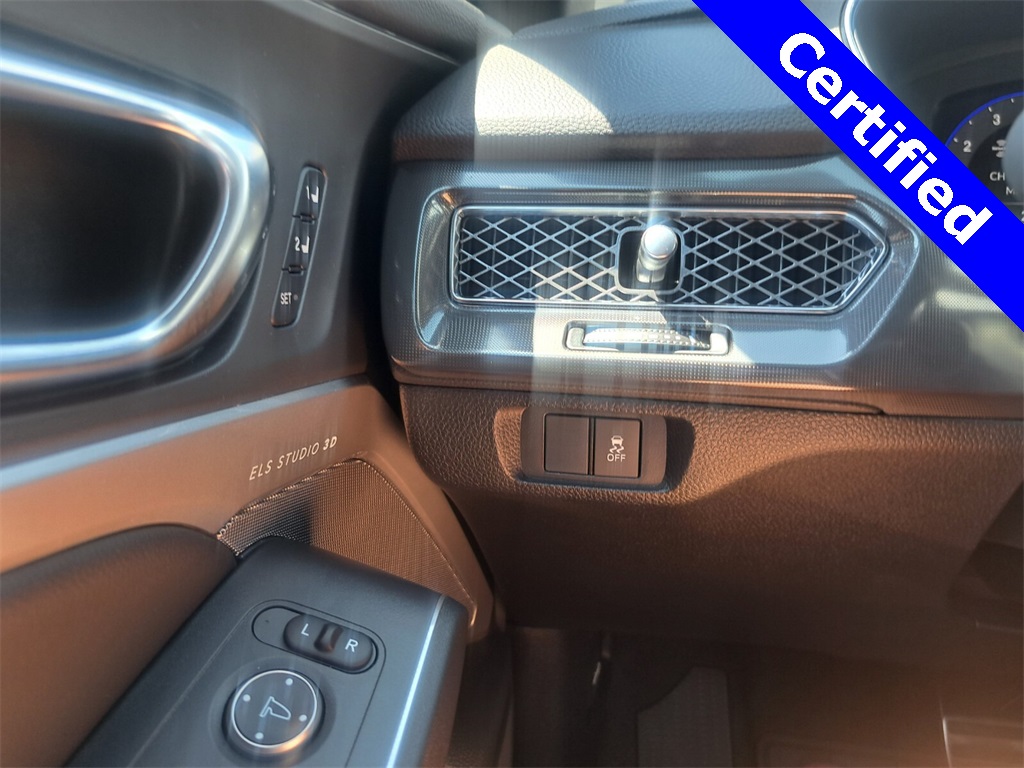 Vehicle image 26 of 28