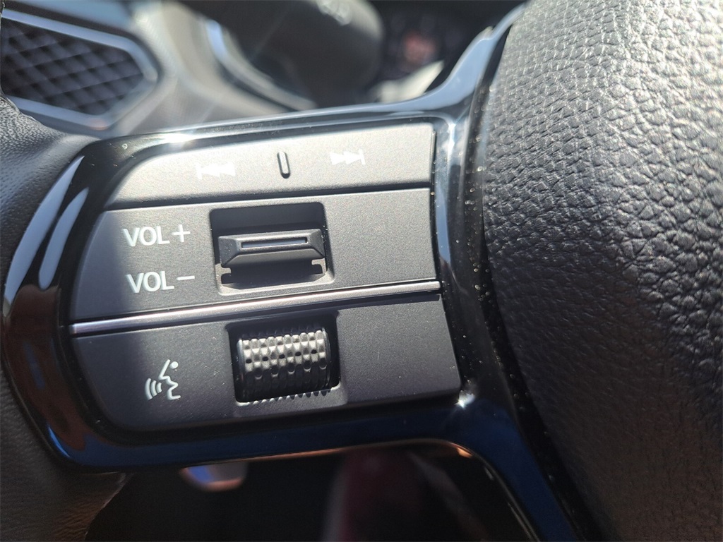 Vehicle image 21 of 28