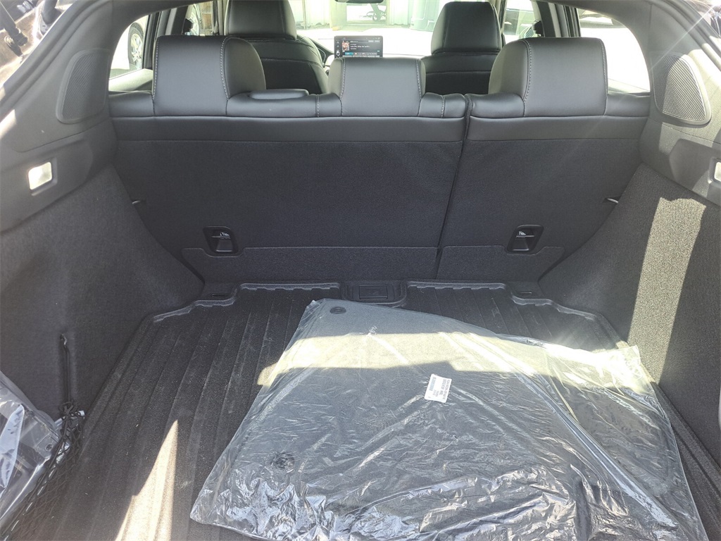 Vehicle image 11 of 28