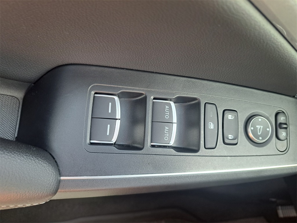 Vehicle image 20 of 28
