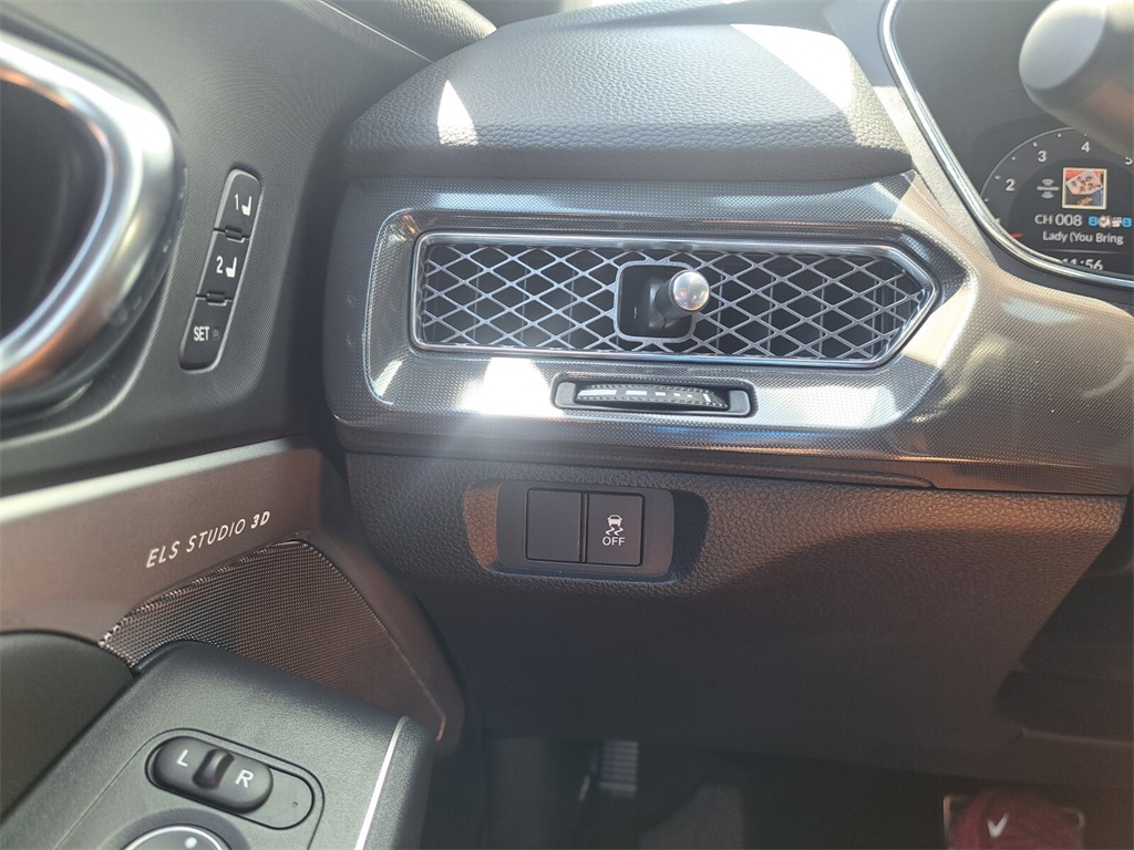 Vehicle image 27 of 28