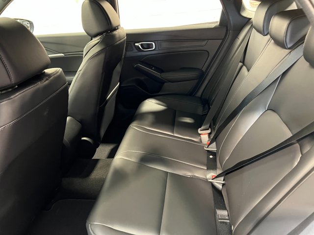 Vehicle image 31 of 37