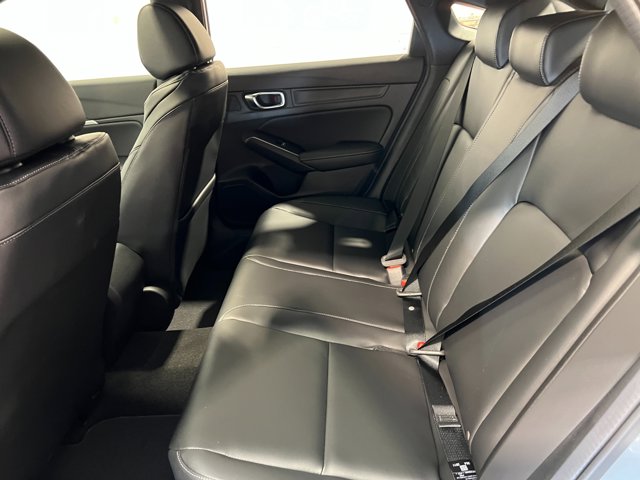 Vehicle image 31 of 37