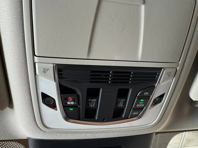Vehicle image 21 of 39