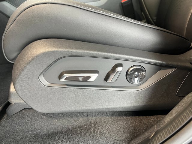 Vehicle image 15 of 40