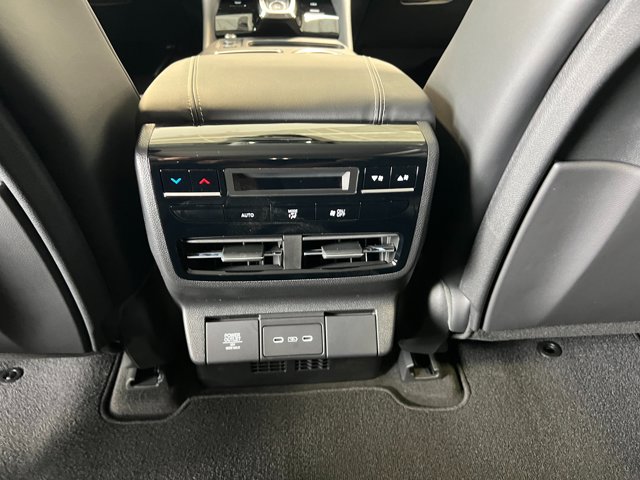 Vehicle image 32 of 40