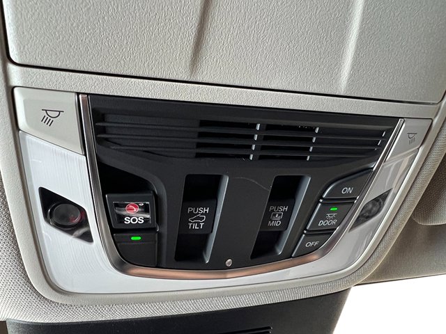 Vehicle image 28 of 40