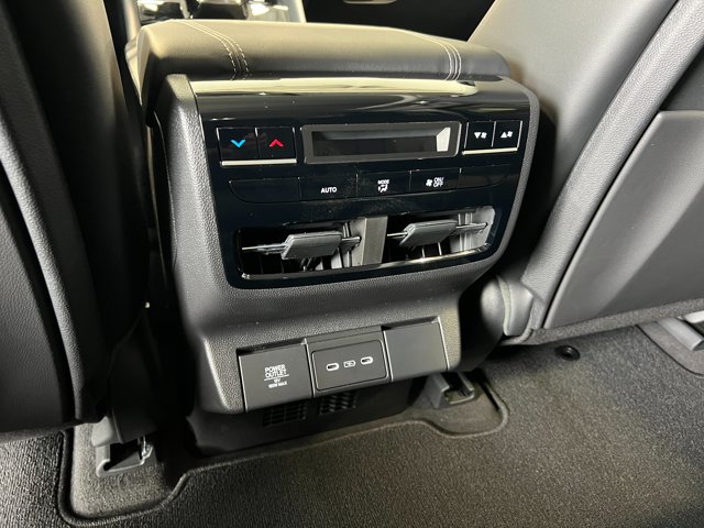 Vehicle image 32 of 40