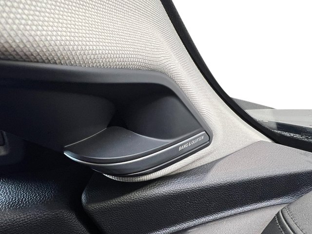 Vehicle image 27 of 40