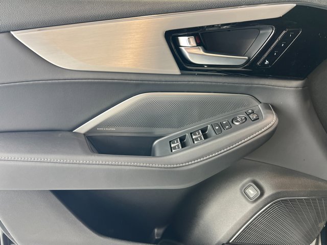 Vehicle image 16 of 40