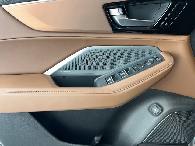 Vehicle image 16 of 40