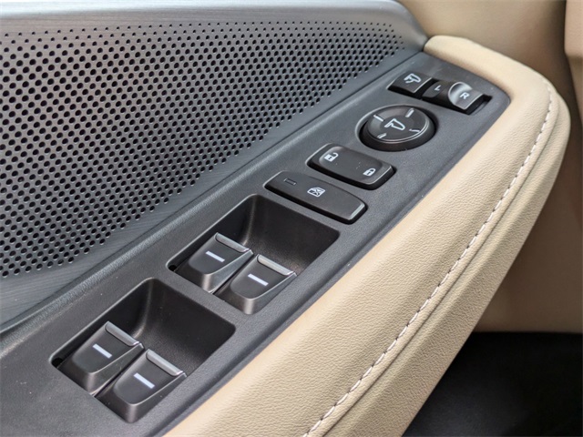 Vehicle image 31 of 40