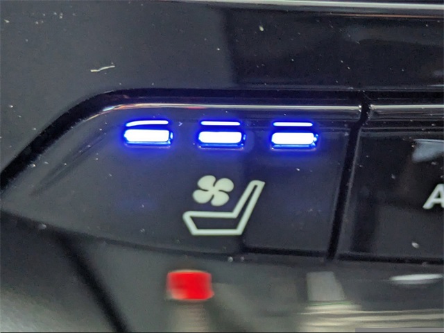 Vehicle image 31 of 48