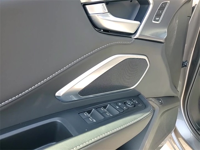 Vehicle image 13 of 23