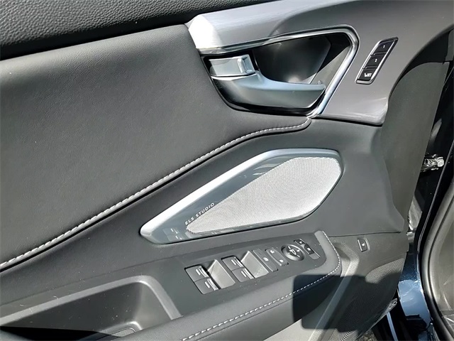 Vehicle image 14 of 24