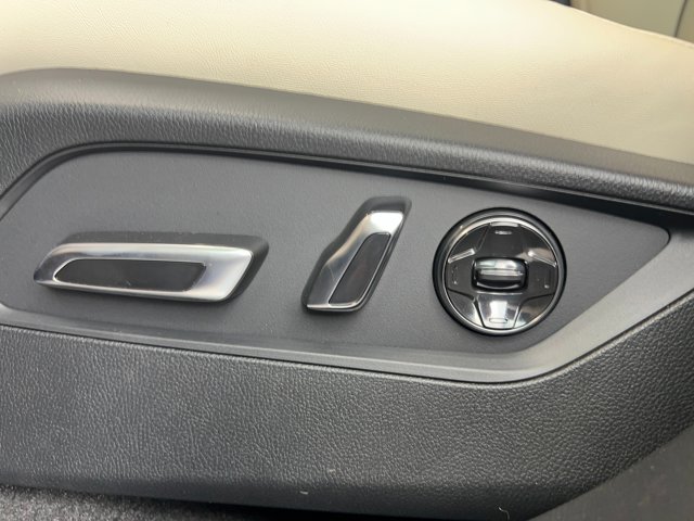 Vehicle image 34 of 39