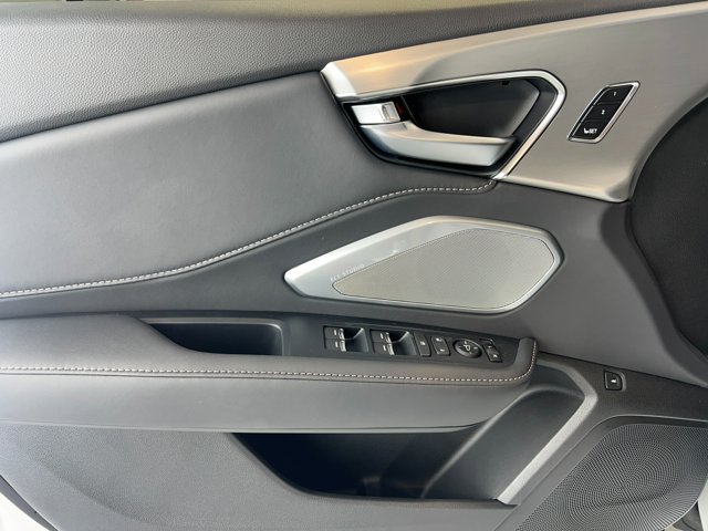 Vehicle image 26 of 38