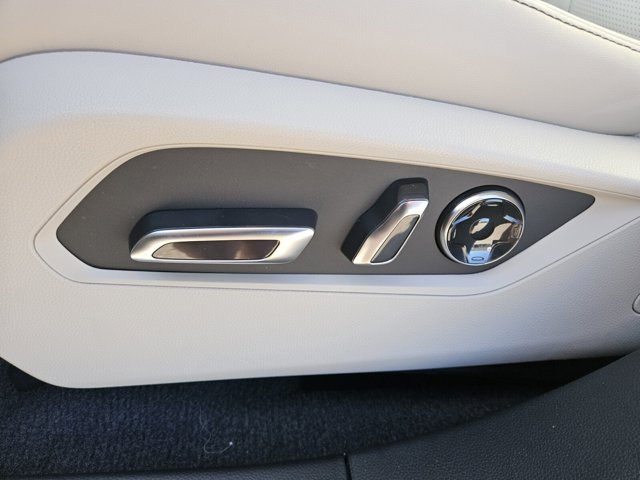 Vehicle image 7 of 13