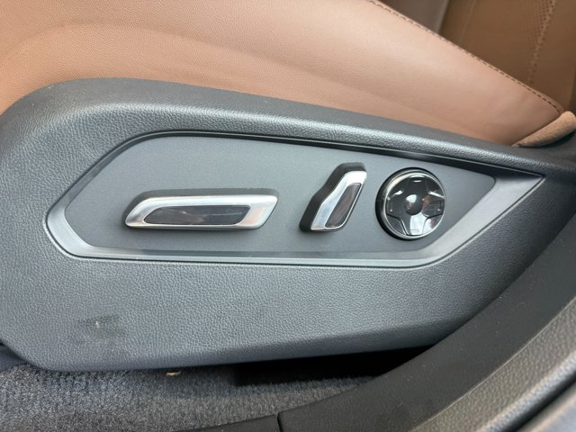 Vehicle image 33 of 38