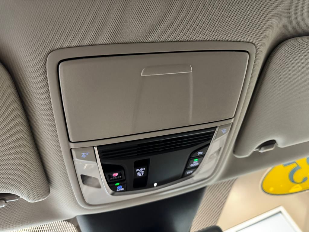 Vehicle image 33 of 35