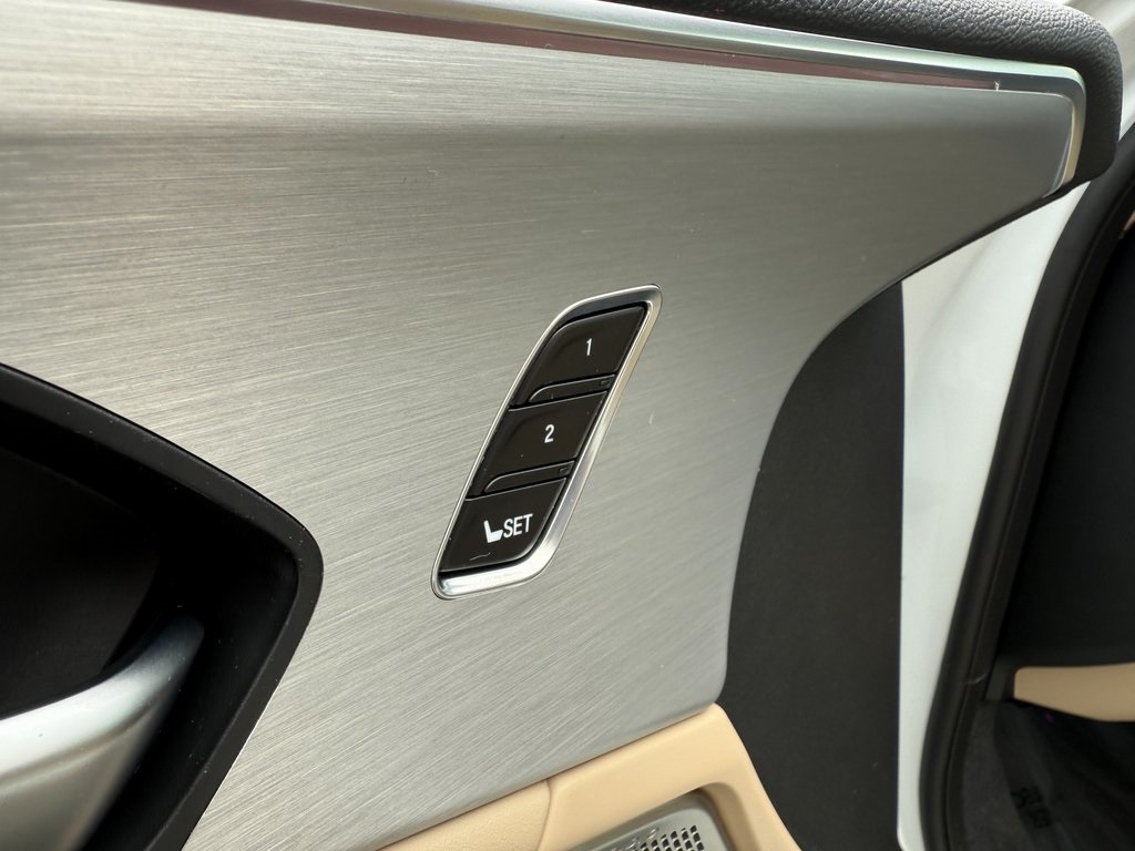 Vehicle image 14 of 51