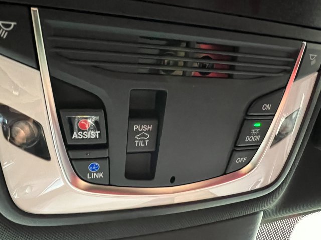 Vehicle image 21 of 33