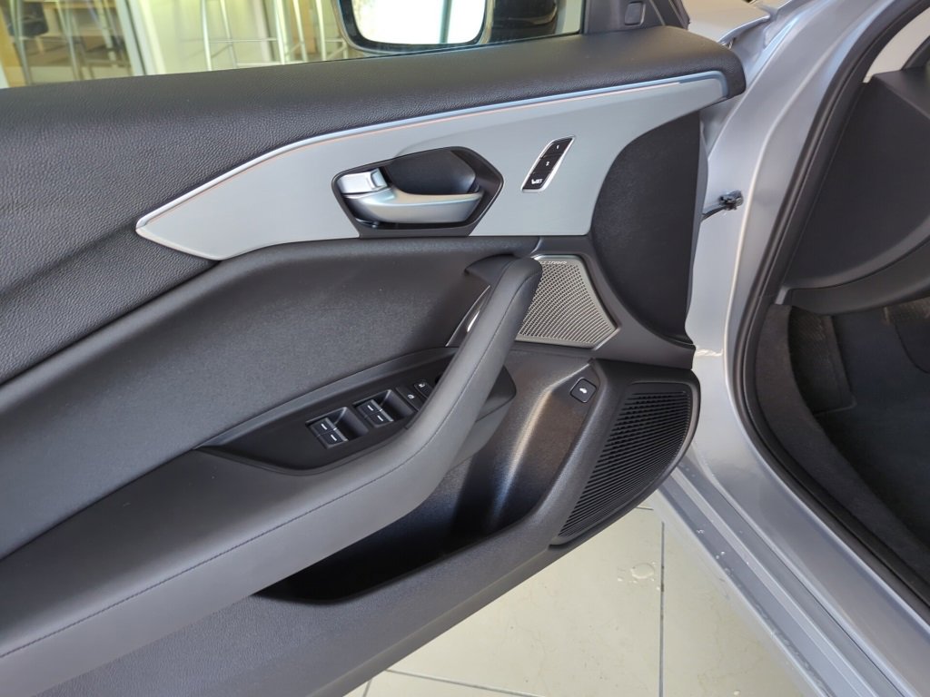 Vehicle image 7 of 53