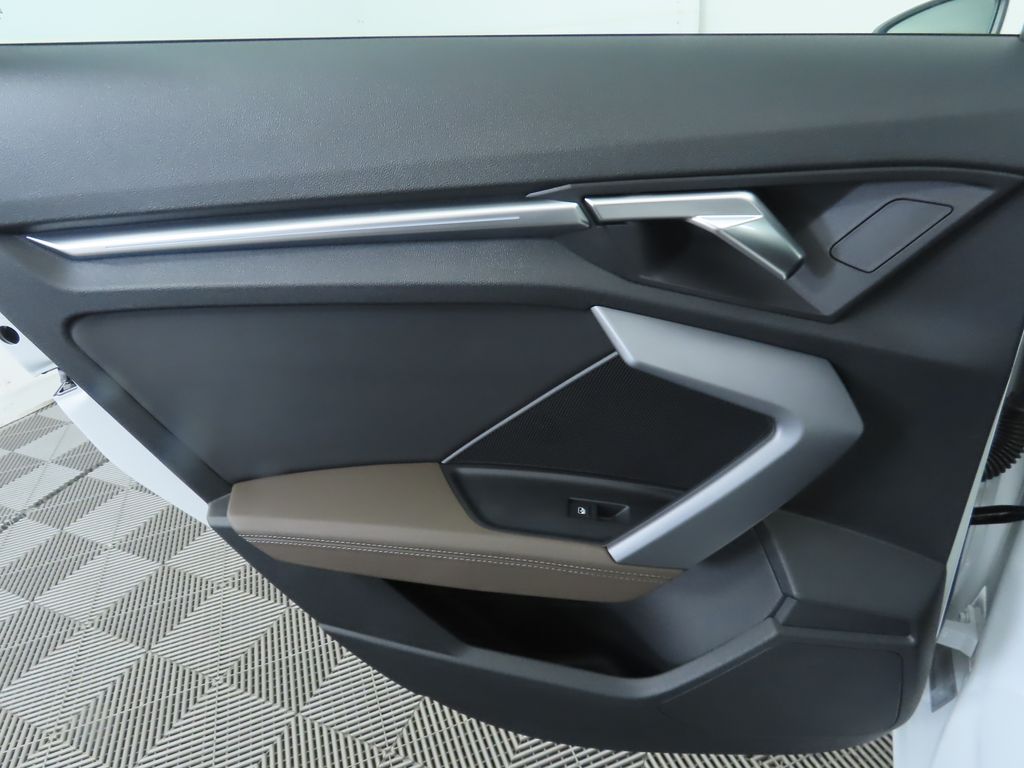 Vehicle image 25 of 35
