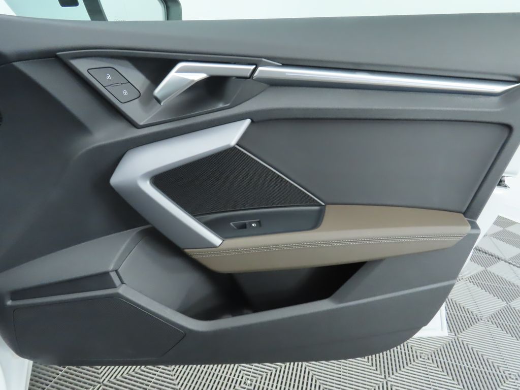 Vehicle image 27 of 35