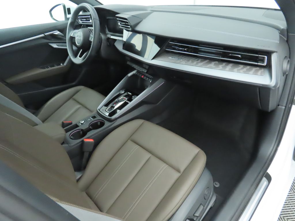 Vehicle image 31 of 35