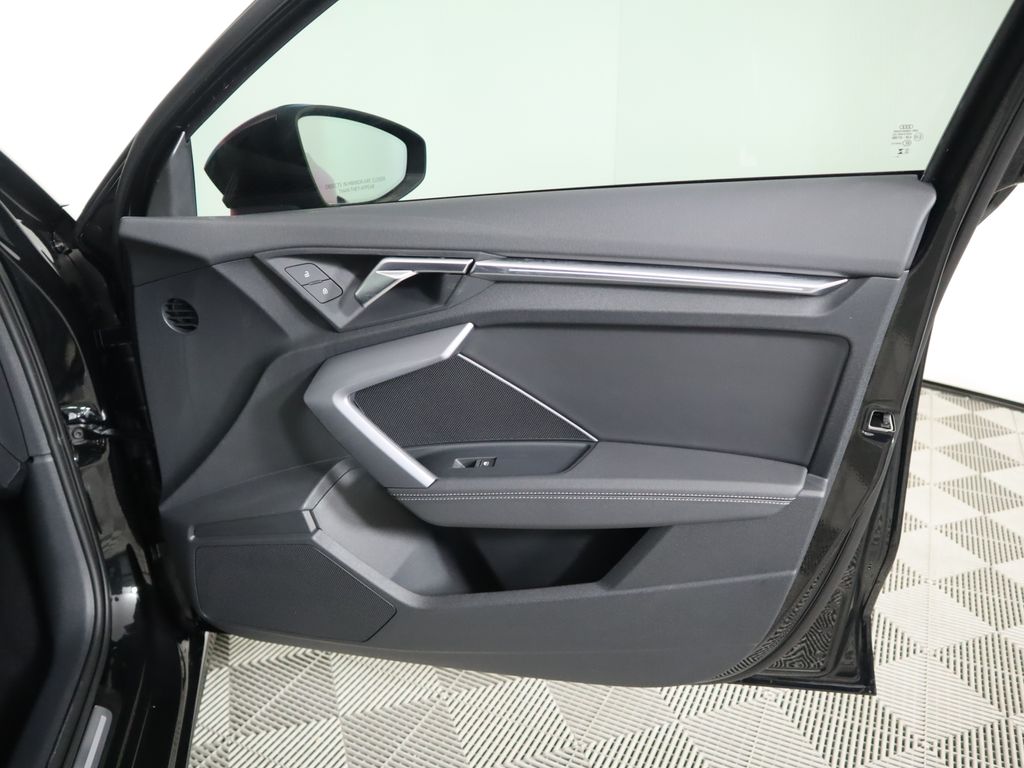 Vehicle image 27 of 34