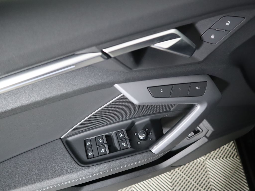 Vehicle image 25 of 34