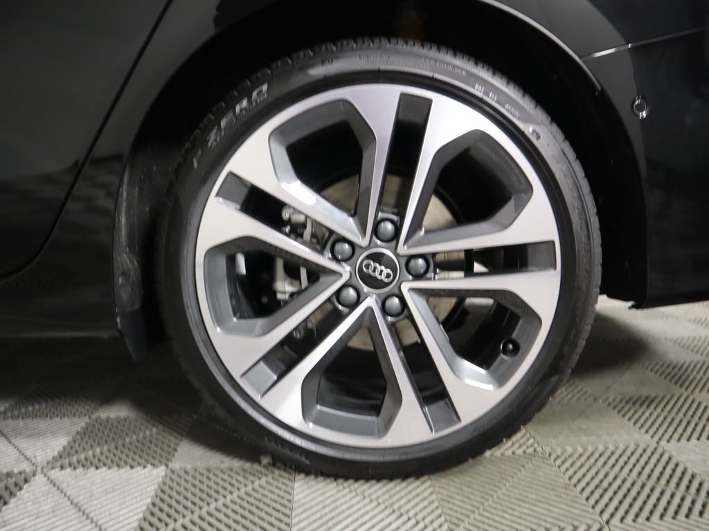 Vehicle image 32 of 34
