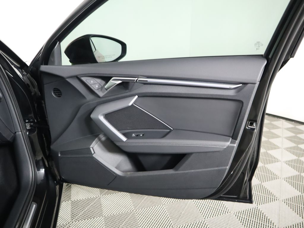 Vehicle image 27 of 34