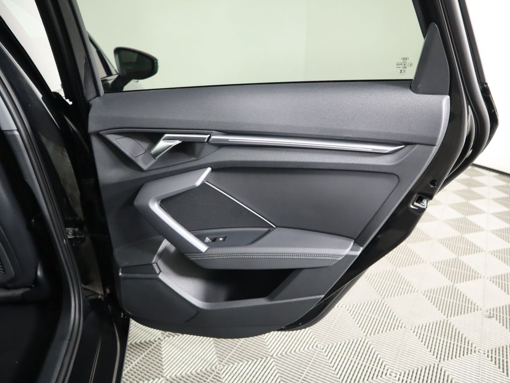 Vehicle image 29 of 34