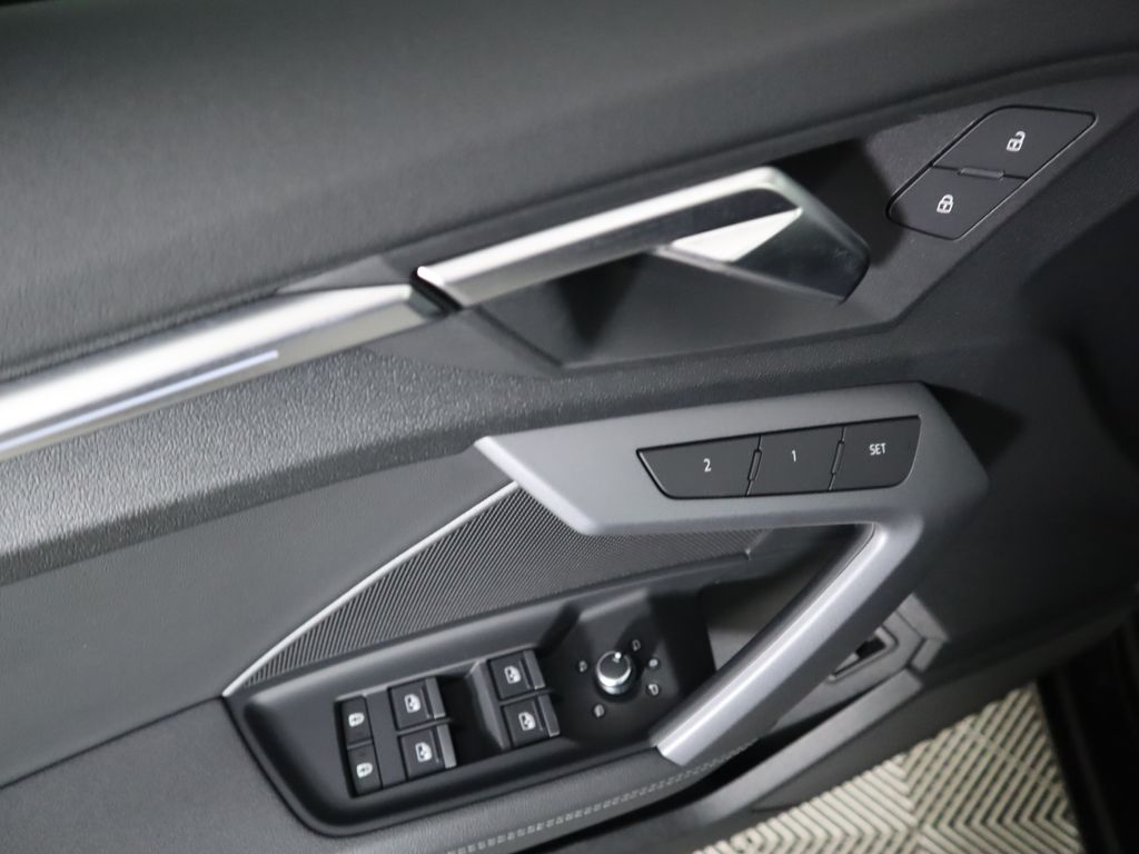 Vehicle image 25 of 34