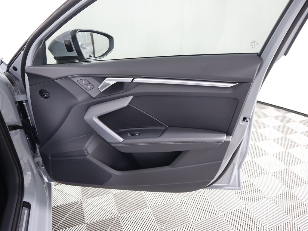 Vehicle image 29 of 34