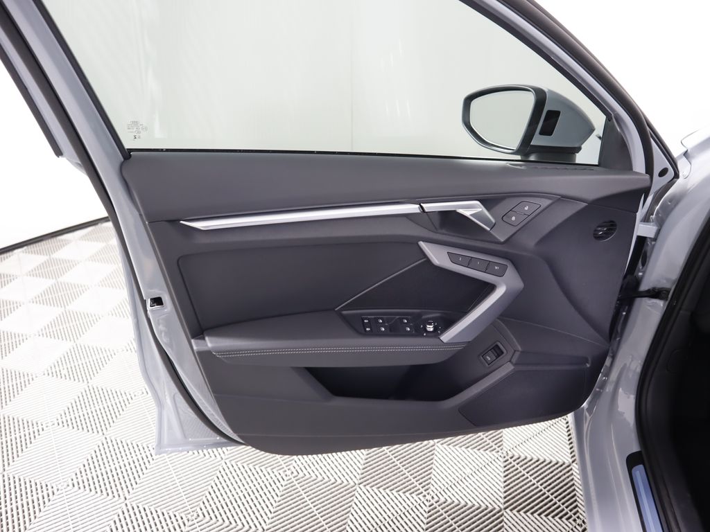 Vehicle image 26 of 34