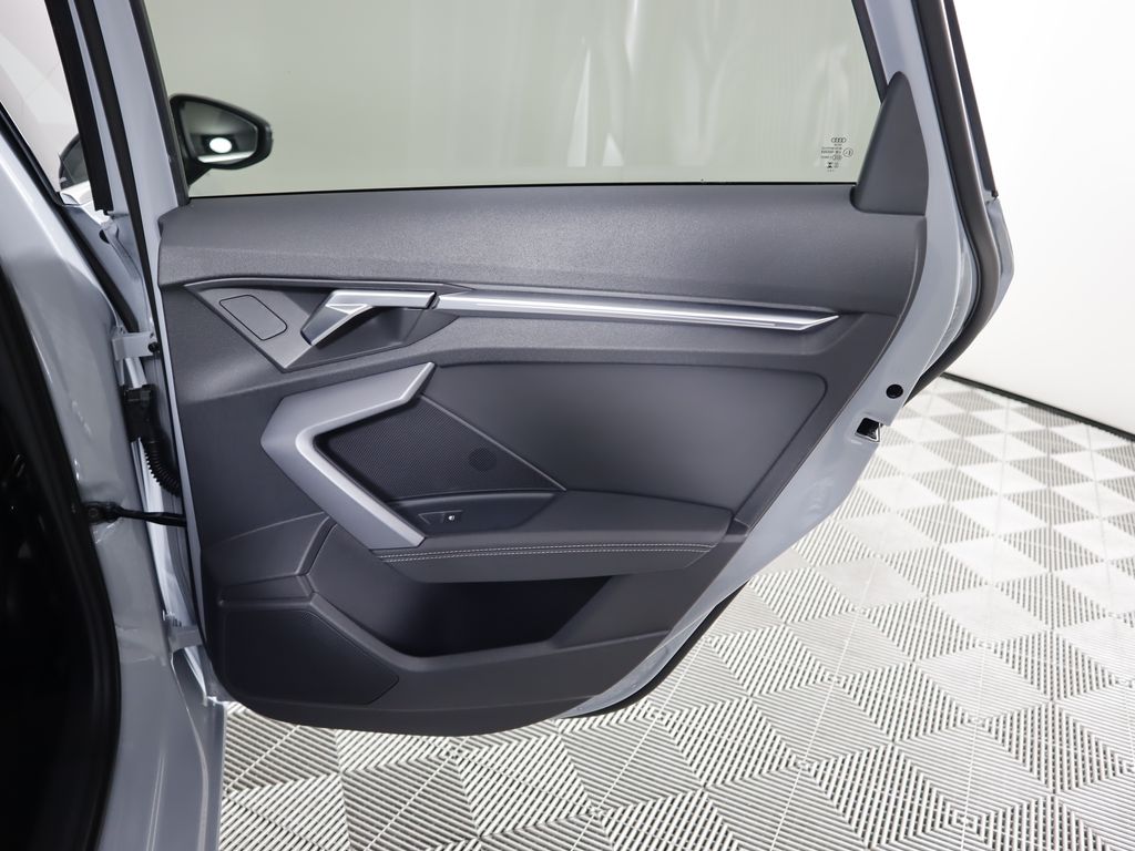 Vehicle image 28 of 34